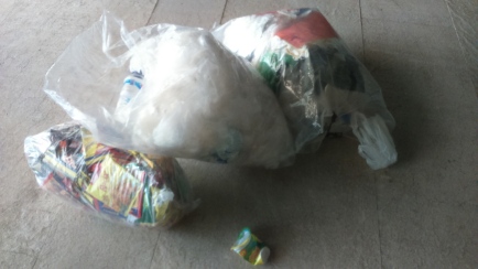 Sampah plastik dari penginap hotel dan hasil bersih-bersih pantai